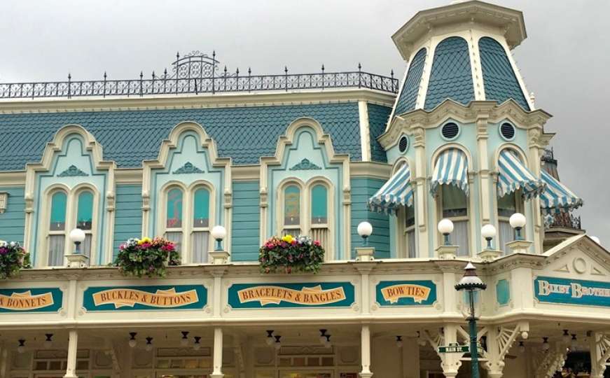 Evakuiran Disneyland zbog sumnjivog paketa
