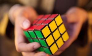 Evo kako riješiti svaku Rubikovu kocku u manje od dvije minute