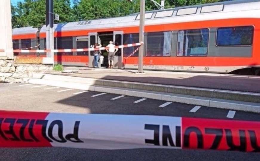 Muškarac izazvao požar  u vozu i nožem povrijedio sedam osoba