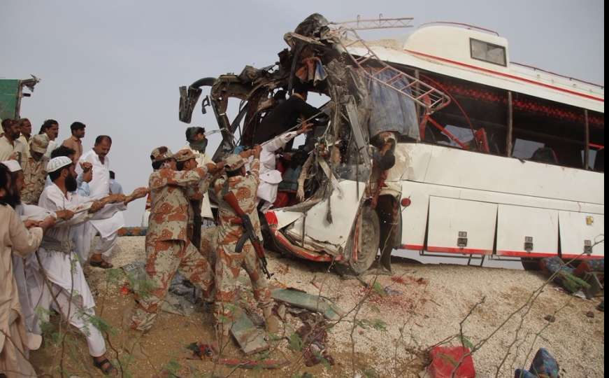 Autobus sa svatovima survao se u provaliju, poginulo najmanje 20 osoba