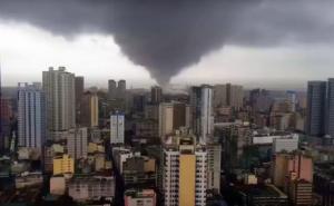 Objavljen snimak tornada koji je protutnjao kroz centar milionskog grada