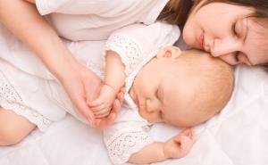 Loše vijesti za tate: Dijete bi trebalo spavati s mamom do treće godine?