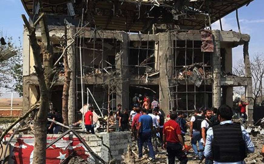 U eksploziji autobombe poginulo šest osoba, među njima i dijete