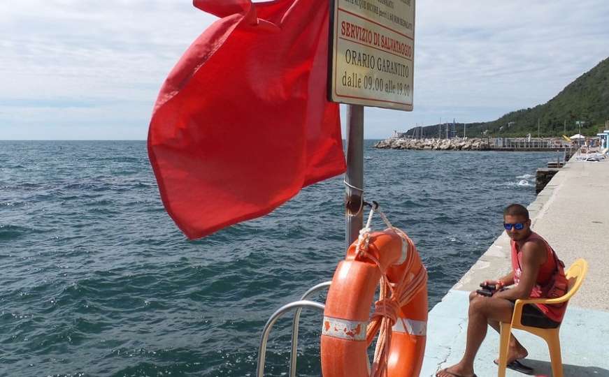 Uzbuna na Jadranu: Ajkula blizu obale, zabranjeno kupanje