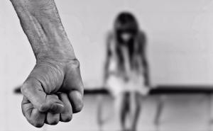 Stravično: Godinama zlostavljao porodicu, a najstarija kći rodila mu dijete