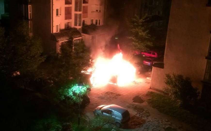 Foto+video: U naselju Otes u požaru oštećeno više automobila
