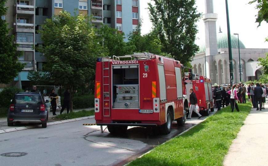 Sarajevski vatrogasci se od jučer bore s požarom u Rakovici