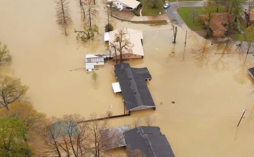  SAD: U poplavama život izgubilo 13 osoba