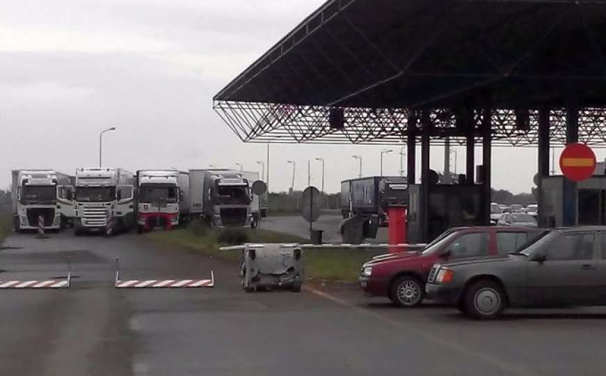 Poljoprivrednici prijete blokadom graničnog prijelaza u Orašju