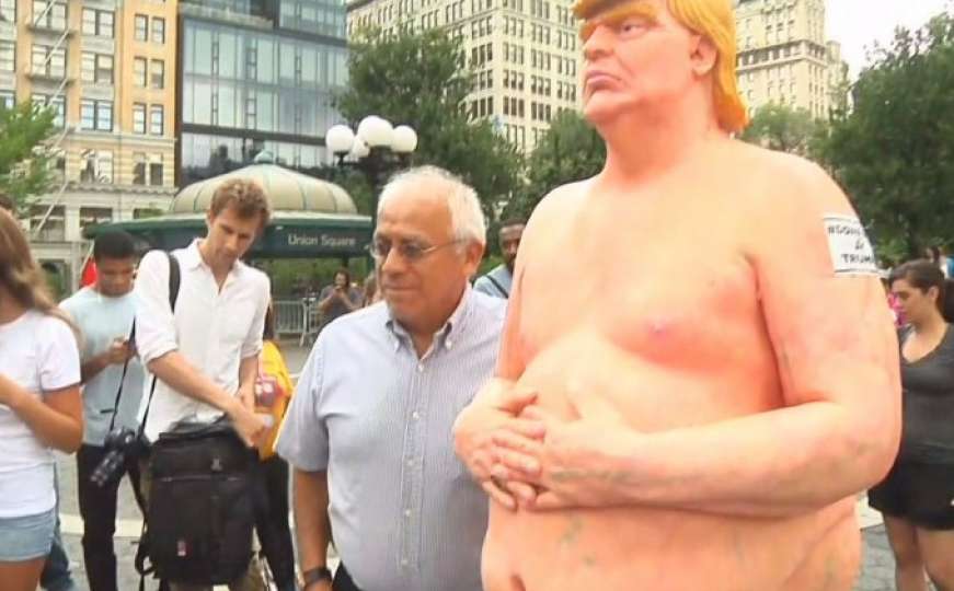  Prikaz grozne duše: Statue nagog Trumpa na ulicama gradova SAD-a
