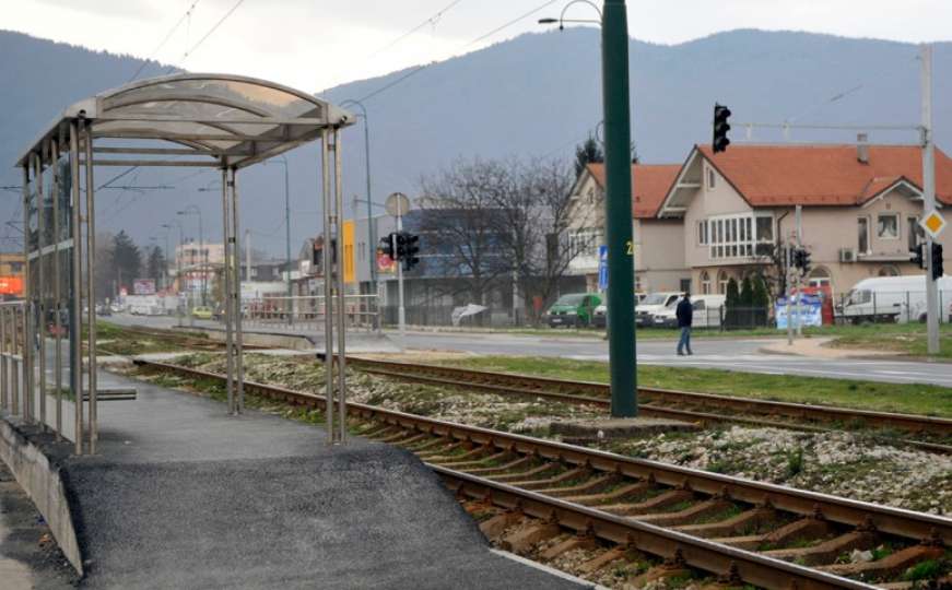 Izgubio kontrolu nad vozilom: Automobil završio na tramvajskim šinama