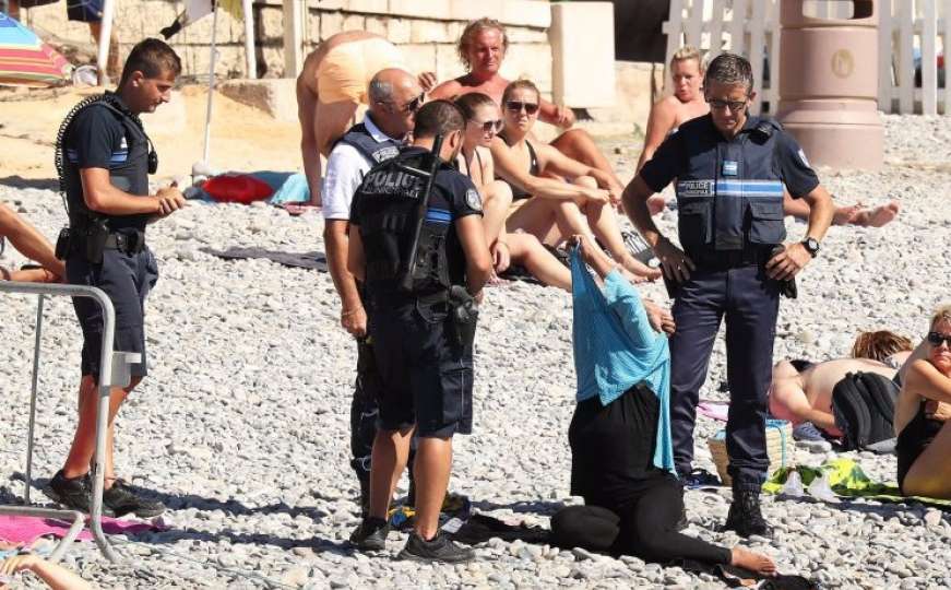 Naoružani policajci tjeraju s plaža žene u burkinijima