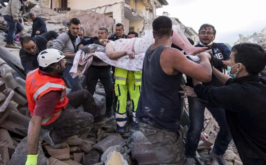 Potresni snimci iz Italije: Više poginulih, uništeni objekti