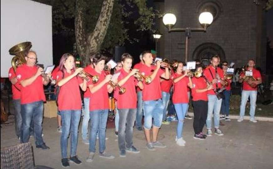 Gradski orkestar Stolac zasvirao Halida ispod platana u Trebinju 