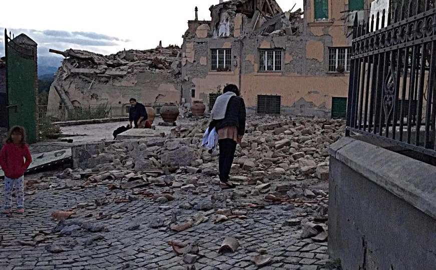 Italija: Najmanje 247 ljudi poginulo, dok se spasioci bore s vremenom