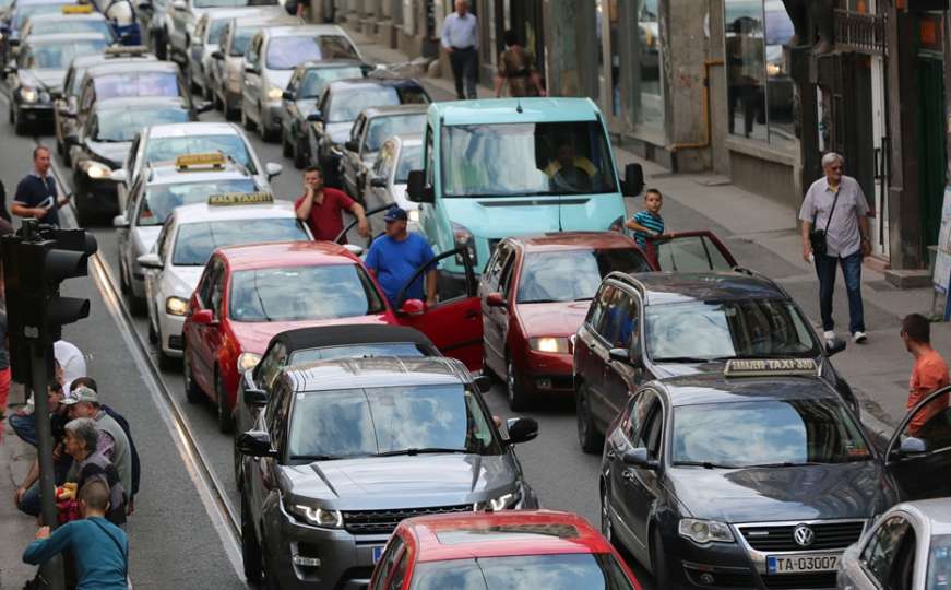 Sudar u ulici Mula Mustafe Bašeskije stvorio veliku saobraćajnu gužvu 