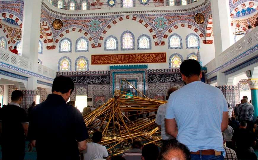 Pao luster u džamiji: Povrijeđeno 11 osoba