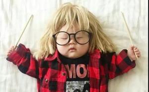 Ova beba ne zna šta se s njom dešava dok spava 