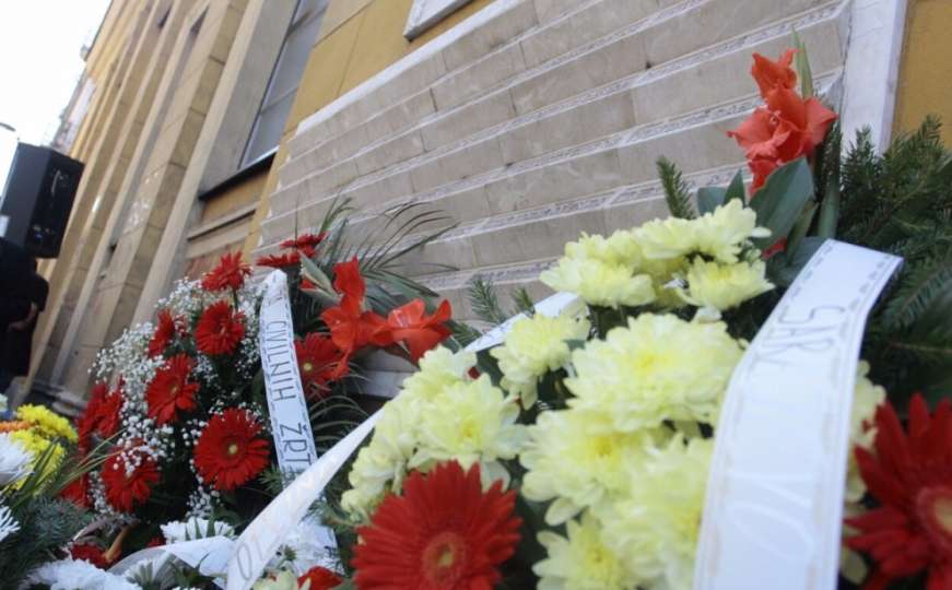 Sjećanje na 43 Sarajlija ubijenih na Markalama: Cvijeće, fatiha i minuta šutnje