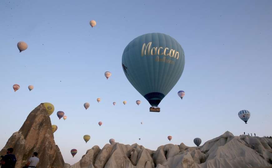 Let balonom nad sunčanom i stjenovitom Cappadocijom