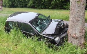 Ispituju da li je pijan udario u drvo: Bosanac vozio brzo, bez dozvole, nevezan