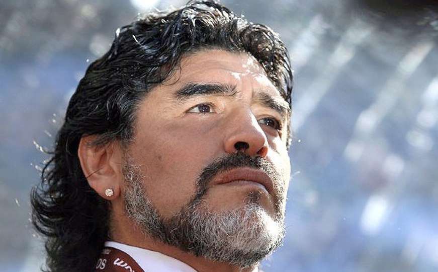 Diego Maradona 'skinut' s leta zbog sumnje da je krivotvorio pasoš 