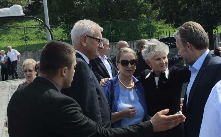 Bračni par Izetbegović i Carl Bildt sa suprugom na sahrani Vojki Đikić
