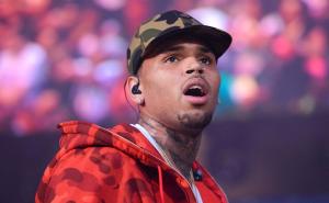 Priveden Chris Brown: Osumnjičen za napad smrtonosnim oružjem