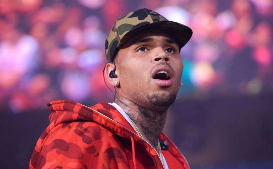 Priveden Chris Brown: Osumnjičen za napad smrtonosnim oružjem