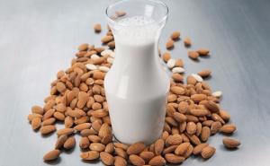 Evo kako ćete brzo pripremiti bademovo mlijeko kod kuće