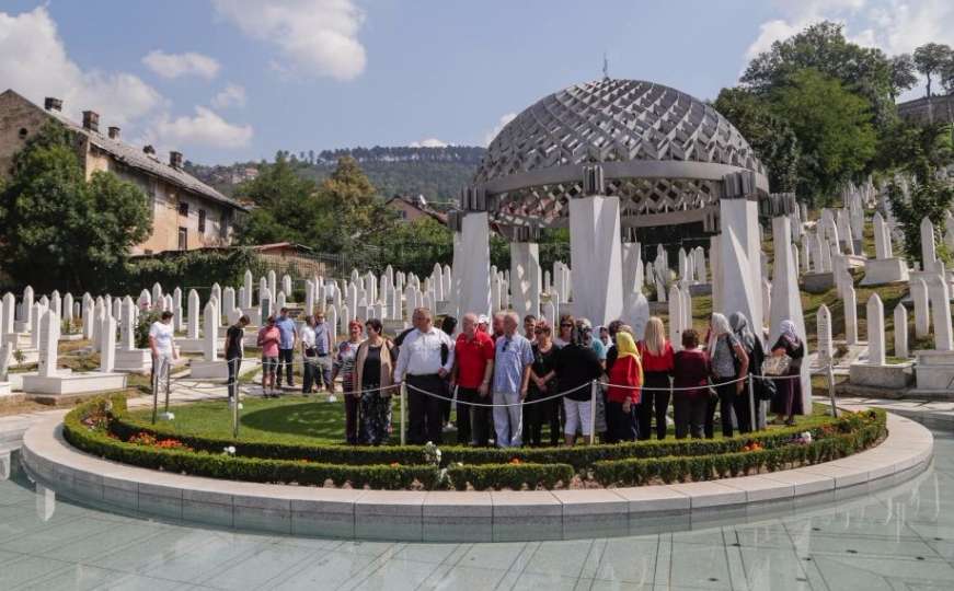 Bošnjaci iz Vukovara u posjeti Sarajevu: Odavanje počasti na Kovačima 