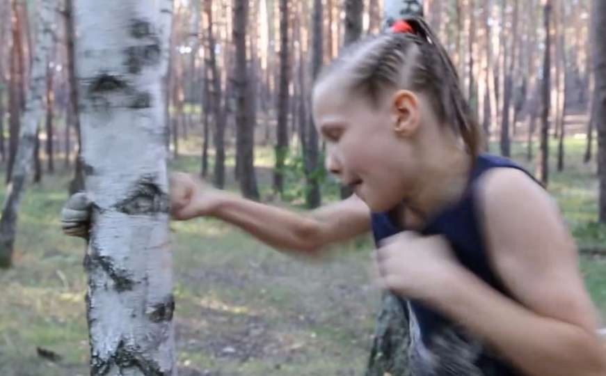 Ova ruska djevojčica je skoro srušila drvo udarcima svojih šaka