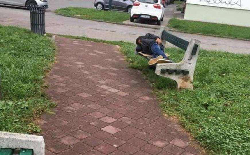 Potresno: Dječak spava na klupi ispred škole dok kiša pada...