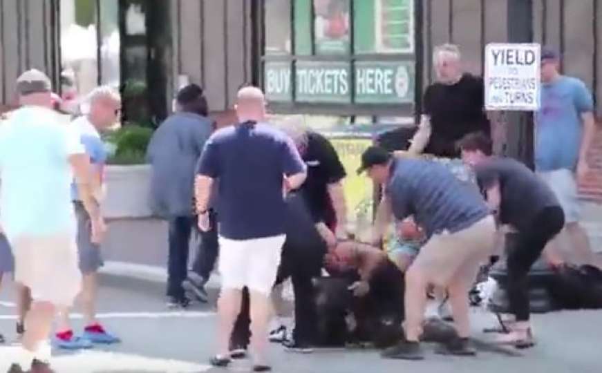 Uznemirujući video: Pit bul napao psića i vlasnicu na ulici