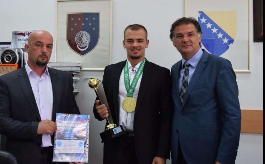 Svjetski prvak u kik-boksu MIrza Pramenković u posjeti Ministarstvu sporta 