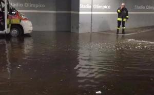 Kiša na Apeninima napravila pometnju: Prekinuta utakmica, Olimpico pod vodom