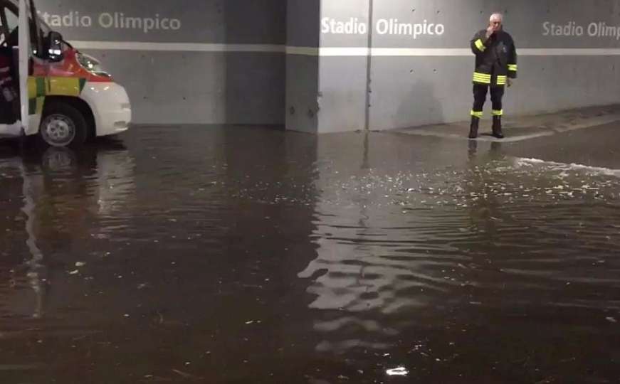 Kiša na Apeninima napravila pometnju: Prekinuta utakmica, Olimpico pod vodom