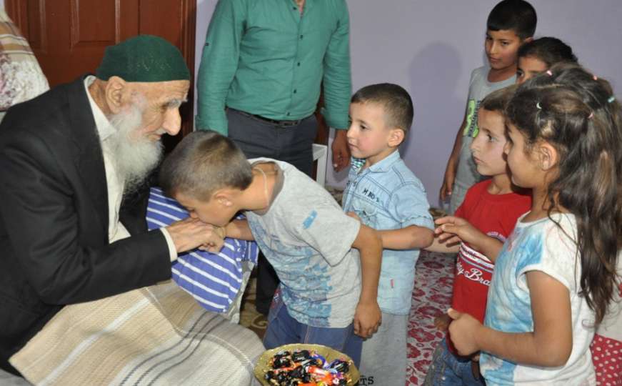 Bajramska radost 111-godišnjeg djeda i njegovih 110 unuka 