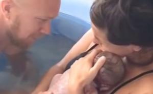 Zbog ovog snimka porođaja u vodi svi na internetu su zapanjeni