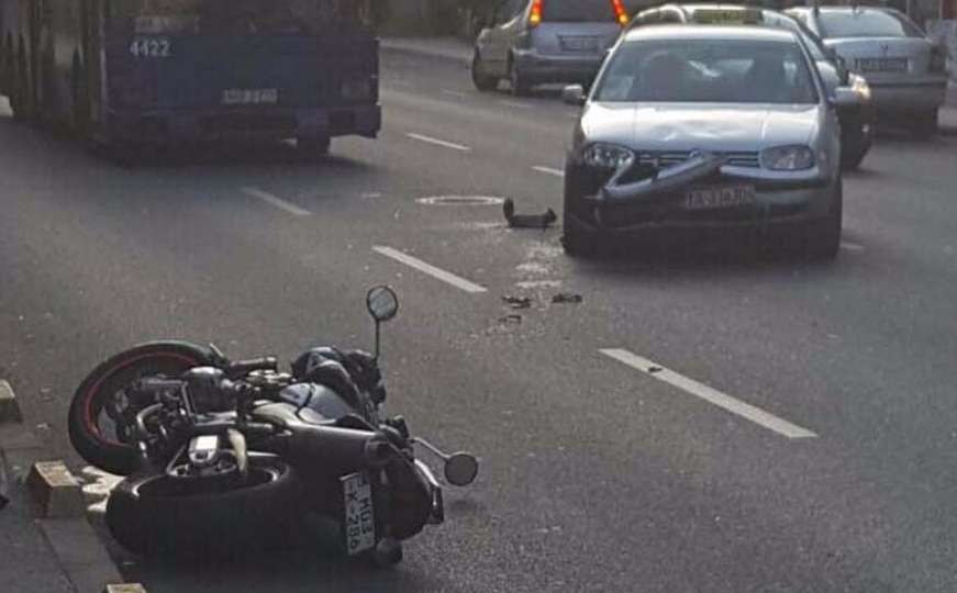 Motociklista povrijeđen u sudaru sa taksi vozilom