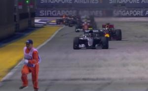 Radnik se zatekao na stazi za vrijeme trke F1 u Singapuru 