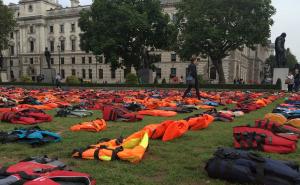 Ispred britanskog Parlamenta postavljeno 2.500 prsluka za spašavanje 