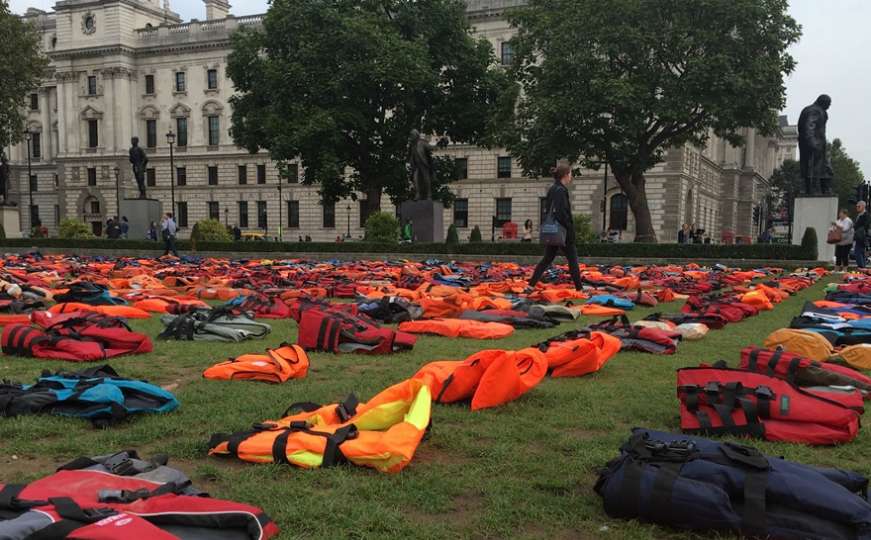 Ispred britanskog Parlamenta postavljeno 2.500 prsluka za spašavanje 
