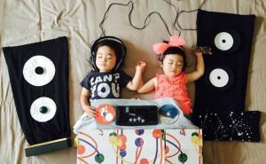 Kad se majka poigra s uspavanim mališanima 