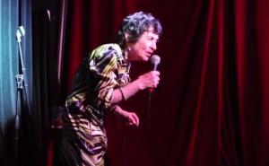 Sa 82 godine i dalje rastura u stand-up komediji