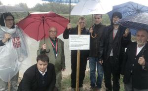 Postavljena spomen-tabla na Tomašici: Sjećanje na žrtve 