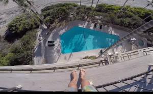 Hrabrost ili ludost? Skočio sa petog sprata hotela u bazen