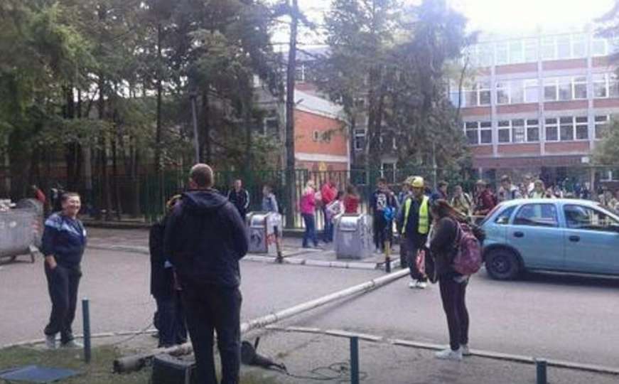 Pala bandera ispred školskog dvorišta, povrijeđeni muškarac spašavao djecu