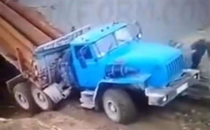 Kad kola krenu nizbrdo: Pogledajte bizarnu nesreću kamiona s cijevima