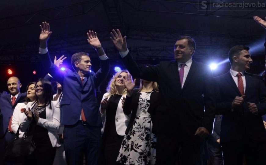 Kako su večeras skandirali Miloradu Dodiku